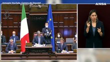 Draghi commosso alla Camera: "Certe volte anche i banchieri centrali usano il cuore"