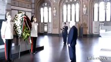 Mattarella depone una corona di fiori sulla tomba di Alessandro Manzoni