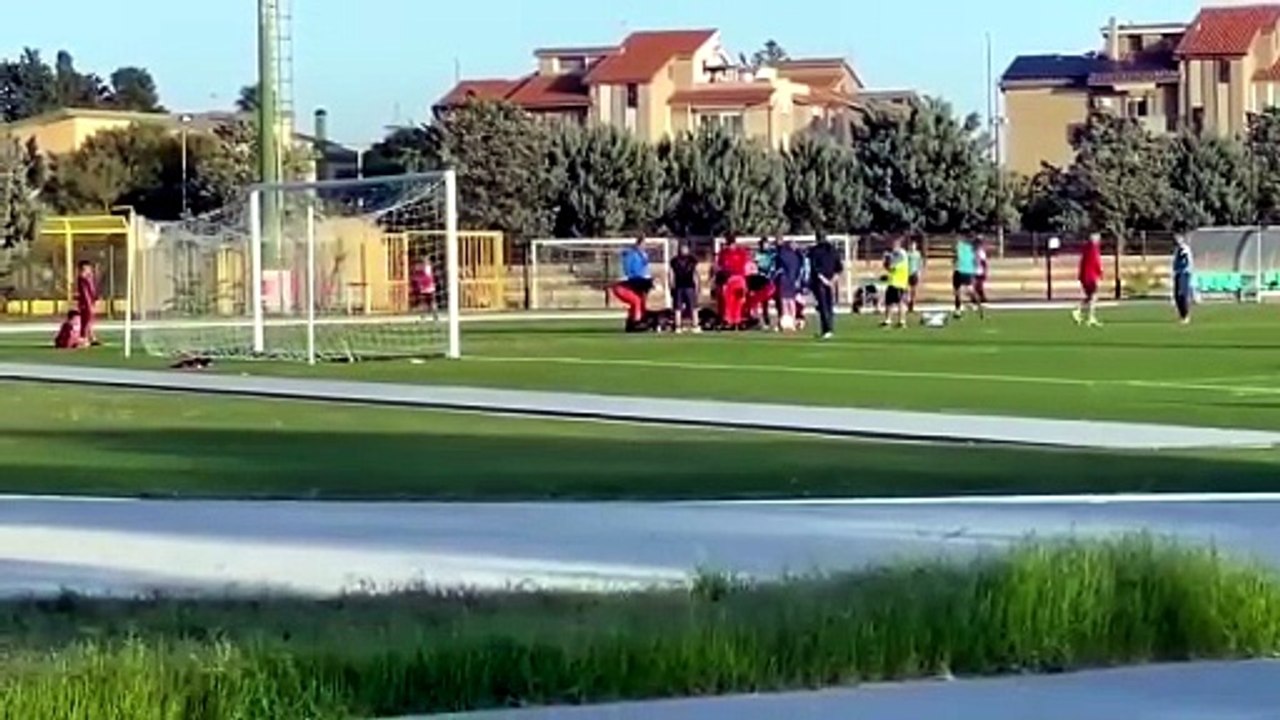 Selargius-Atletico Cagliari: brutto colpo dopo la rovesciata, calciatore portato fuori in ambulanza