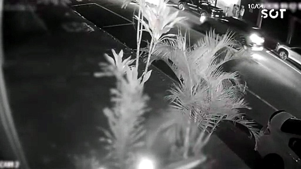 Câmera de segurança registra moto derrapando após atropelar uma mulher na Avenida das Pombas