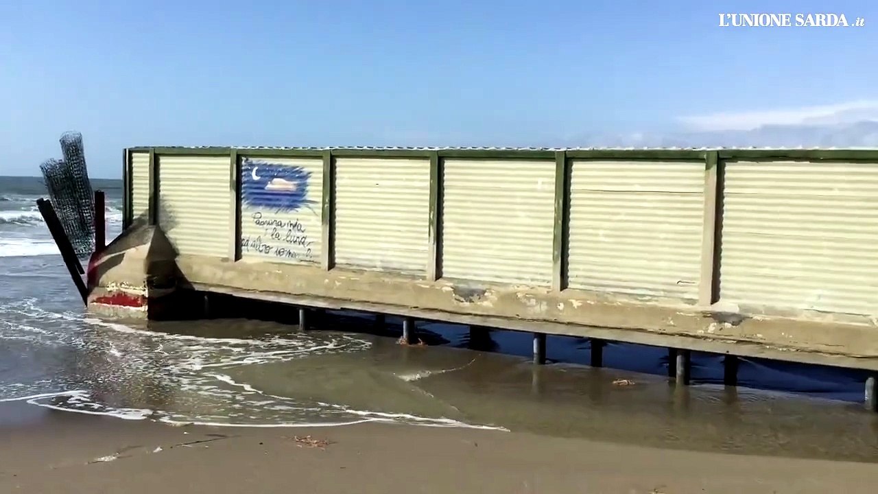 Il poetto dopo la mareggiata: acqua in spiaggia e nuvoloni