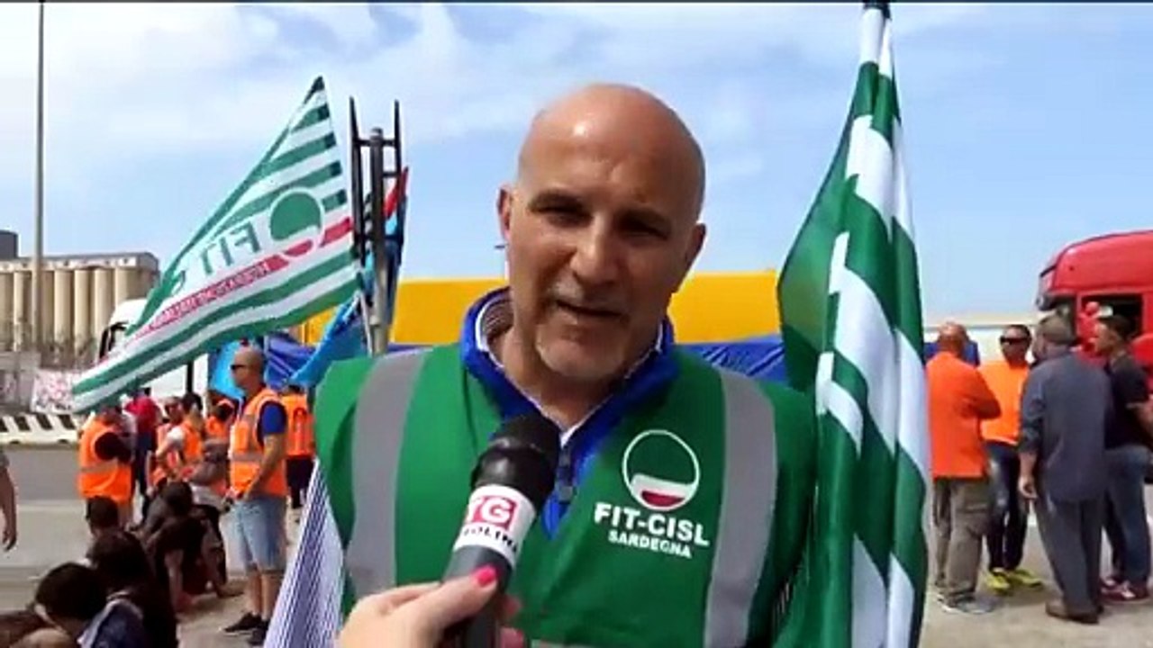 CAGLIARI, ESPLODE LA PROTESTA DEI PORTUALI: TIR BLOCCATI, TRAFFICO IN TILT