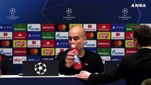 Guardiola sposta la bottiglia e viene richiamato: "Questi pagano ragazzi"