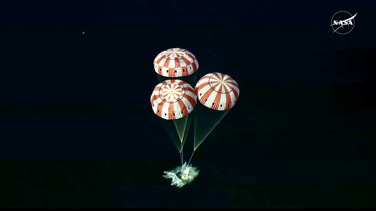 Après un périple de 9 jours dans l’espace et un passage derrière la face cachée de la Lune, la capsule Orion et ses passagers sont revenus sur terre cette nuit - Regardez les images