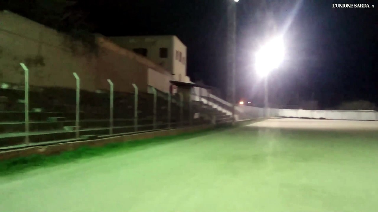 Una macchina abbandonata presso la bandierina del calcio d'angolo: sfregio al "Madau, uno dei più gloriosi campi di calcio sardi