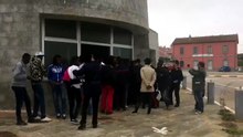Tortolì - Migranti invadono il porto di Arbatax