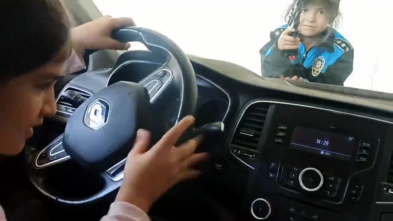 Melisa arabaya bindi polis Nisa önüne çıktı _ polis _ polis arabası _ polis sireni