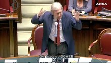 Sgarbi torna sulle mascherine: "E' una ipocrisia dove sono i mascherati?"