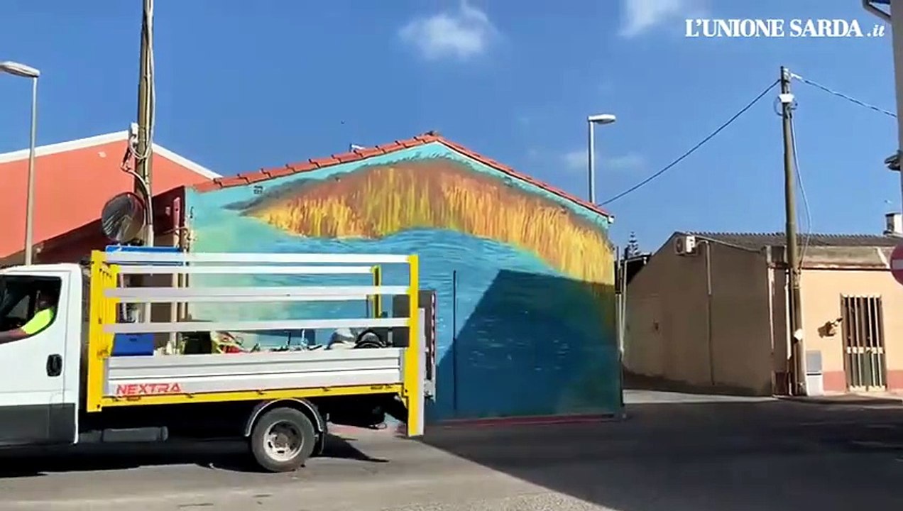 Cabras, fa ancora discutere l’opera di Ericalcane: stanotte è sparito l’enorme gatto che remava sul fassone