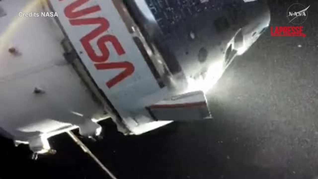 Artemis II, rientrata sulla Terra la capsula con gli astronauti: il video dell'ammaraggio