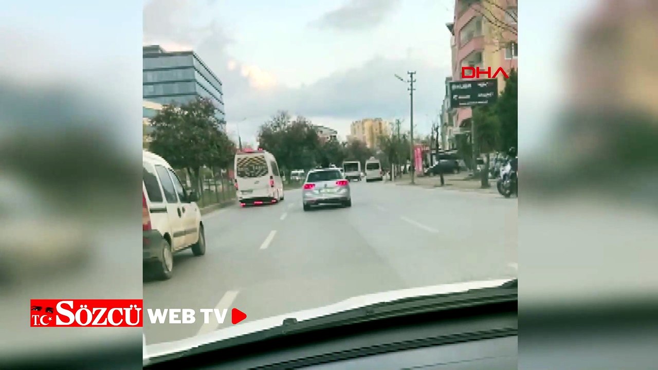 Seyir halindeki aracın üzerinde dans etti