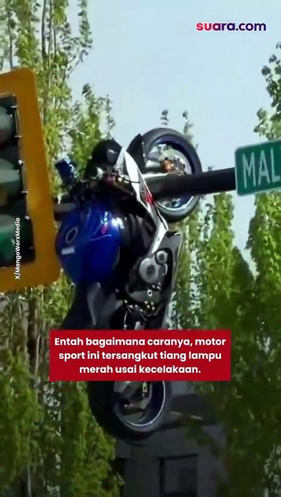 Motor Sport Nyangkut di Tiang Lampu Lalu Lintas Kanada Usai Tabrak Sedan