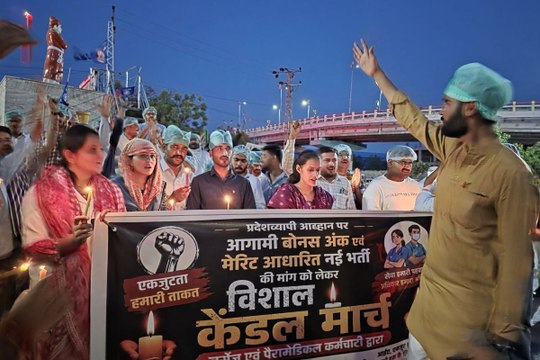 बोनस अंक-नई भर्ती की मांग को लेकर नर्सेज ने निकाला कैंडल मार्च, पूनम गार्डन से विवेकानंद सर्कल तक निकला मार्च