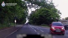 "Autogolo na estrada". Condutor apanhado com baliza no tejadilho
