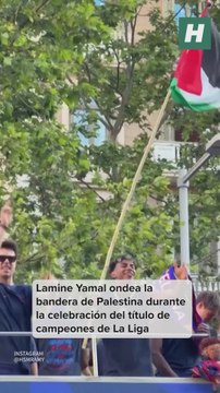 El jugador del FC Barcelona, Lamine Yamal, ondea una bandera de Palestina en la celebración de campeones de La Liga
