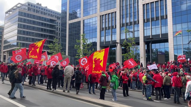 Manifestation nationale: des milliers de manifestants devant la Tour des Finances