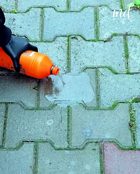 Oddly satisfying cleaning dirty tiles! 🧼