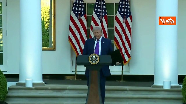 Trump in allerta per un rumore durante il suo discorso alla Casa Bianca: Pensavo fosse un drone