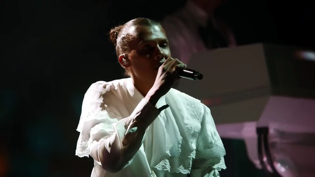 Stromae chante L'enfer au festival Coachella.
