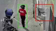 CCTV: बाइक पर आया जोमैटो ड‍िलीवरी बॉय, प्याऊ से भरा पानी और चुरा ले गया नल की टोटी