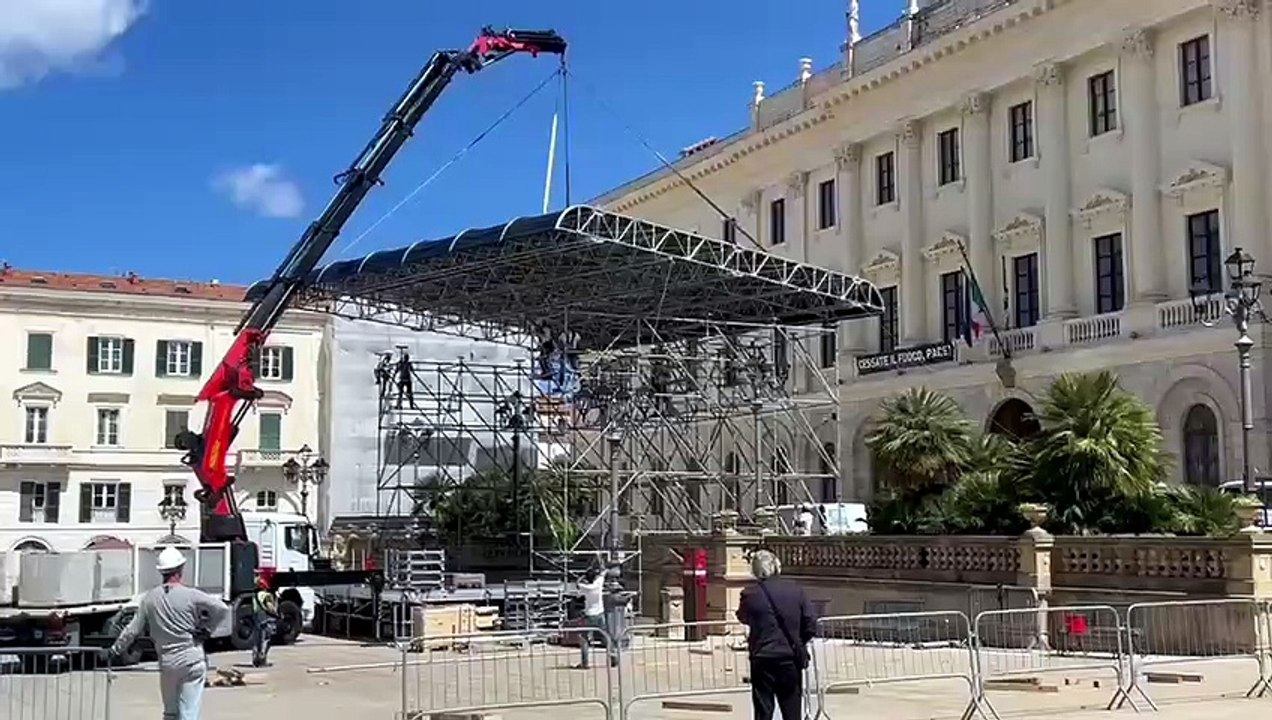 Cavalcata Sarda, a Sassari tutti con il naso all'ins? in piazza d'Italia per l'allestimento del palco in piazza d'Italia
