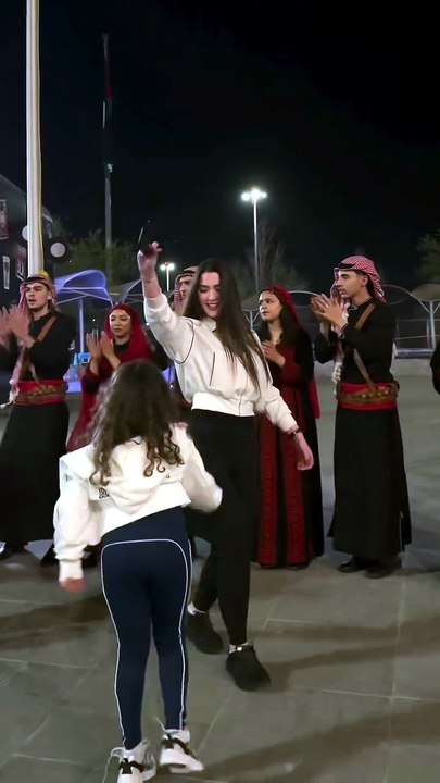 روان بن حسين ترقص الدبكة مع ابنتها لونا