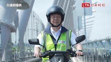 淡江大橋今通車！交通部載工程英雄上橋、交長試騎機車道