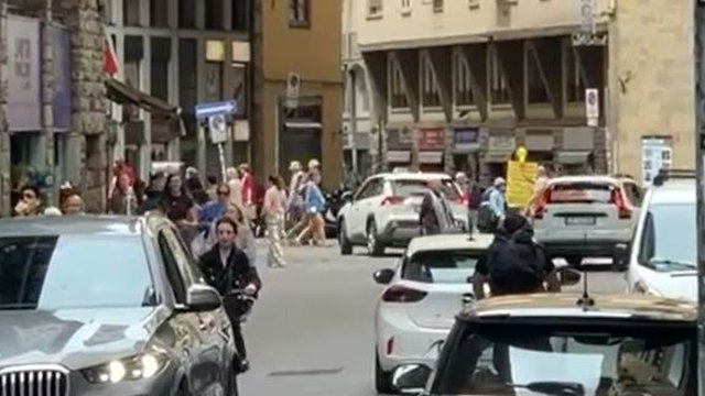 Via dei Bardi chiusa al traffico (che c'è lo stesso)