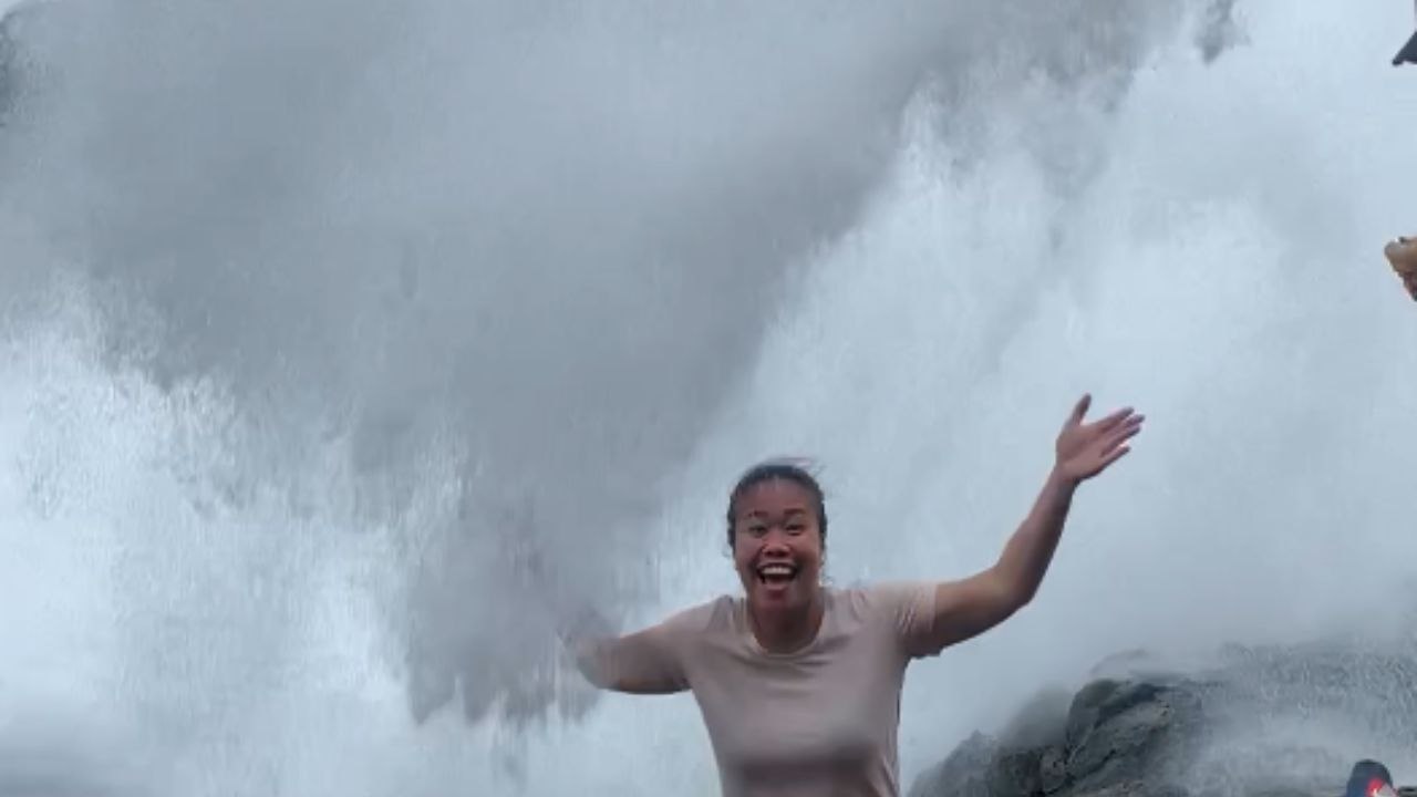'Now that's huge!' - girl gets slammed by a huge wave in Cortes Surigao del Sur, Philippines