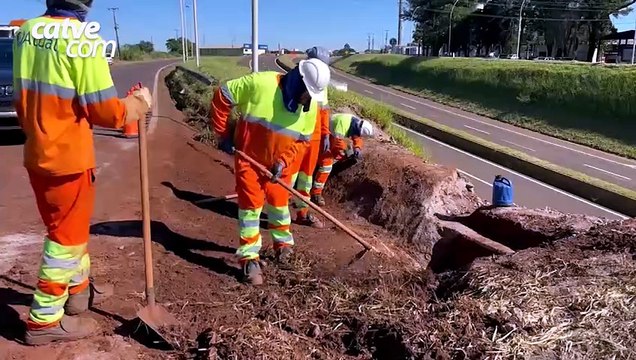 Limpeza em bueiros e canaletas é realizada na marginal da PRC-467 em Cascavel