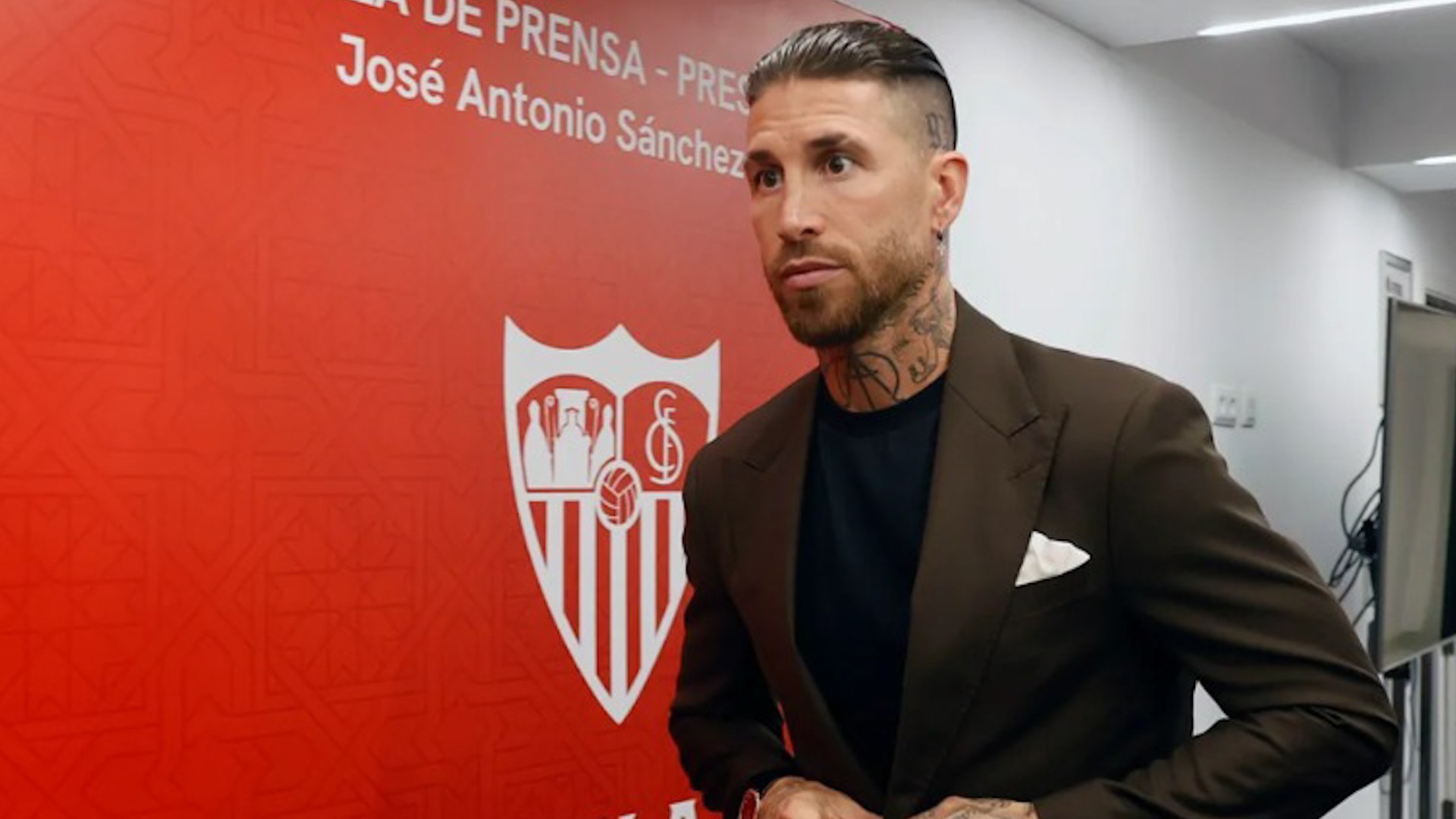 "Es un tema personal", aseguran desde el entorno de Sergio Ramos. Incluso hay quien bromea con que "quiz� el a�o que viene veamos al primer presidente-jugador de la historia de la liga". Lo cierto es que, tras su breve etapa en el CF Monterrey (34 partidos y 8 goles), el defensa de Camas todav�a no ha anunciado oficialmente su retirada. "F�sicamente est� para seguir jugando; otra cosa es si su cabeza est� ya en eso", comentan.
En paralelo, Ramos ha alcanzado un acuerdo junto a Five Eleven Capital para adquirir la mayor�a accionarial del Sevilla FC. La operaci�n rondar�a los 450 millones de euros &mdash;a los que habr�a que descontar la deuda&mdash; y supondr�a el control de aproximadamente el 80% del club. Aun as�, el proceso sigue pendiente de su formalizaci�n ante notario, la firma de los contratos definitivos y la aprobaci�n de LaLiga y del Consejo Superior de Deportes.

El valor por acci�n superar�a los 3.000 euros, mientras que la deuda reconocida se sit�a en torno a los 90 millones. El plan de los nuevos propietarios incluye una ampliaci�n de capital de hasta 100 millones, con el objetivo de reforzar la tesorer�a, elevar el l�mite salarial y afrontar el mercado de verano con mayor margen. En cualquier caso, los tiempos estar�n condicionados por la situaci�n deportiva del equipo, que a�n no tiene asegurada la permanencia: quedan nueve puntos en juego y el Sevilla est� a solo tres de la zona de descenso.