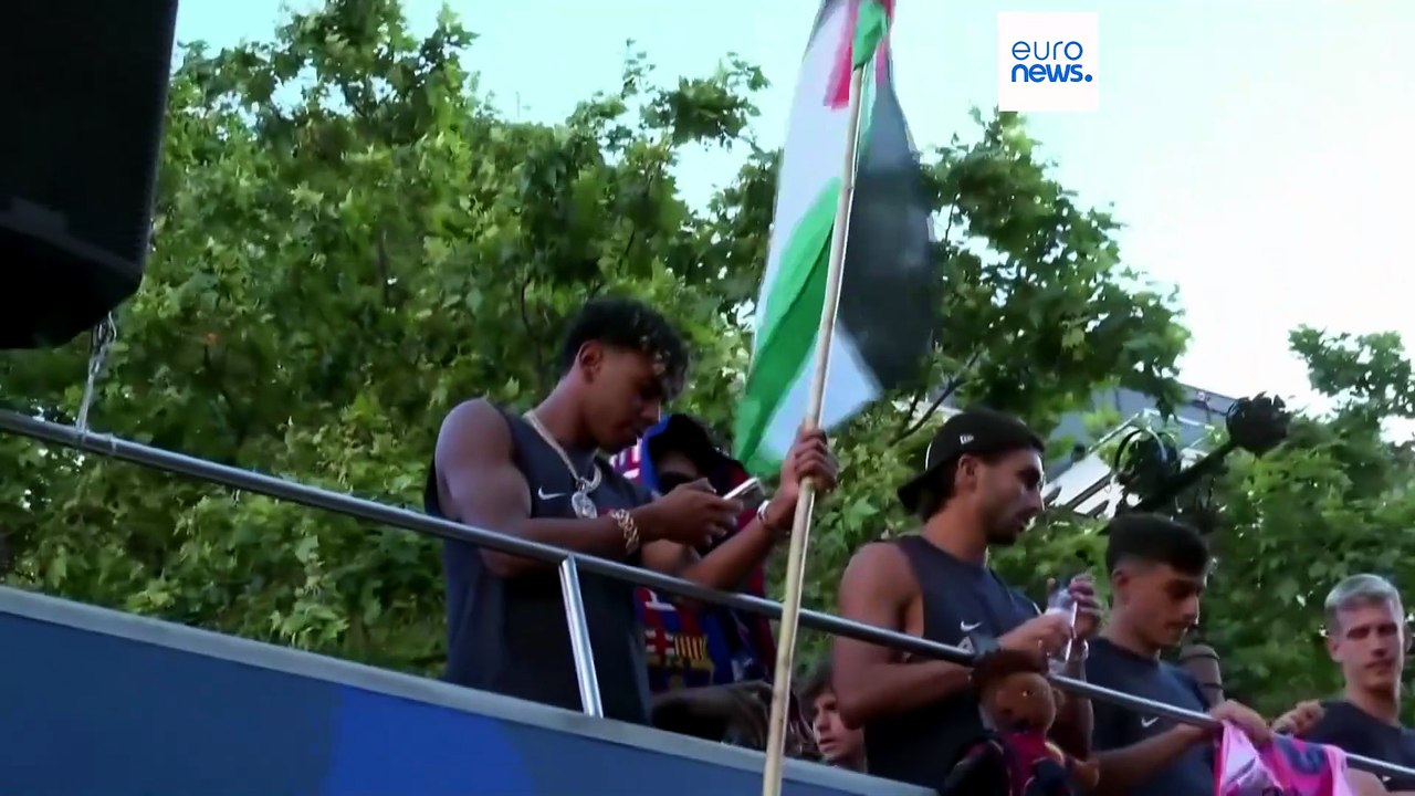La estrella del Barcelona Lamine Yamal ondea la bandera palestina en la celebración de LaLiga