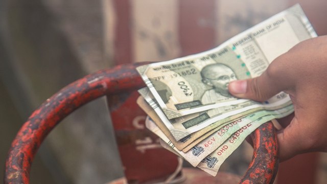 LPG Gas Subsidy: इन लोगों की एलपीजी सब्सिडी बंद करेगी सरकार, SMS Alert से पता चलेगा