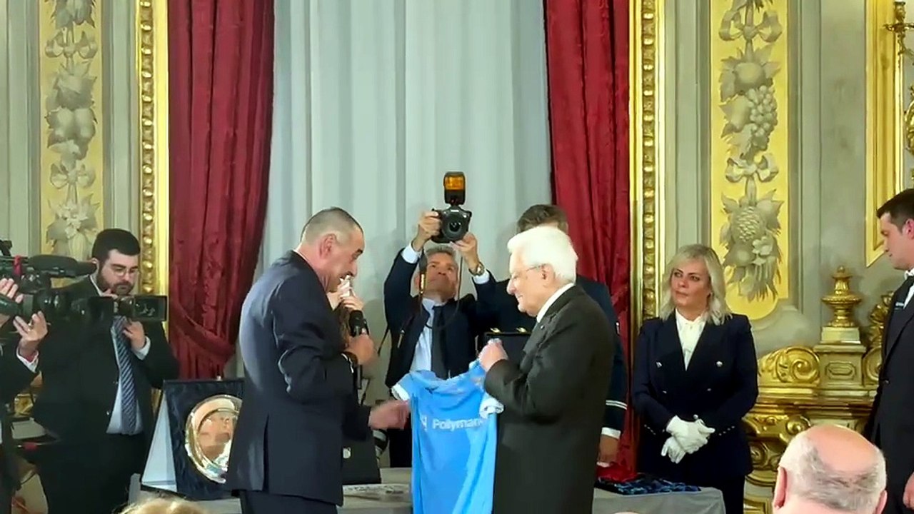 LAZIO, SARRI CONSEGNA LA MAGLIA A MATTARELLA