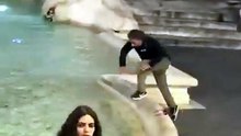 Turista mergulha na Fontana di Trevi em Roma