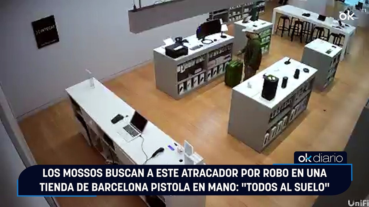 Los Mossos buscan a este atracador por robo en una tienda de Barcelona pistola en mano: "Todos al suelo"