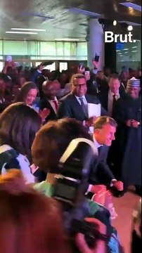 Guerre au Moyen-Orient, crise de l’hantavirus… Et pendant ce temps, Emmanuel Macron danse sur du Jerusalema au sommet Africa Forward à Nairobi... - VIDEO