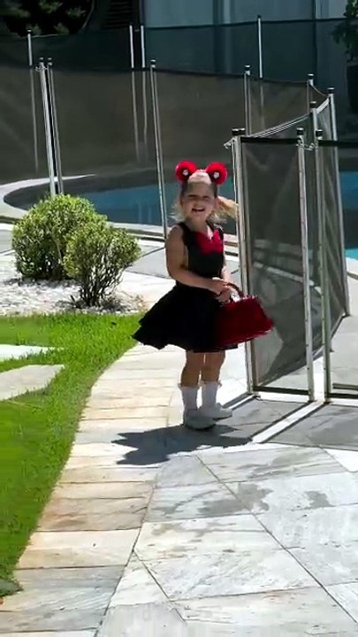 Maria Flor, filha de Zé Felipe e Virginia, exibe bolsa de grife avaliada em R$ 5,7 mil