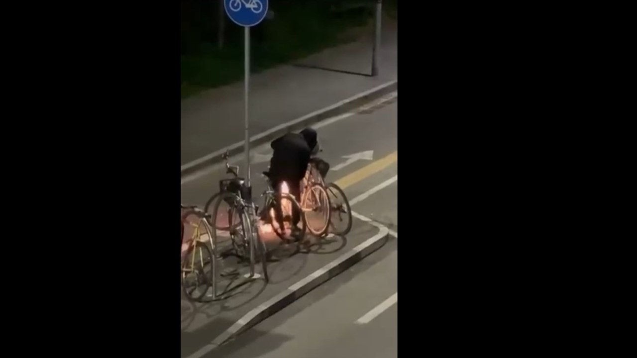 Torino, ruba la bici davanti ai passanti tagliando catena e lucchetto in 10 secondi