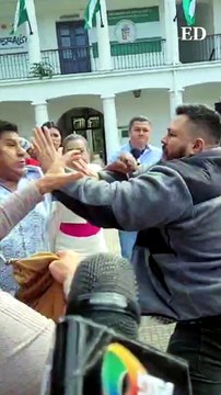 Reynaldo Ezequiel y jóvenes de la Unión Juvenil Cruceñista llegan a los golpes en plena plaza 24 de Septeimbre