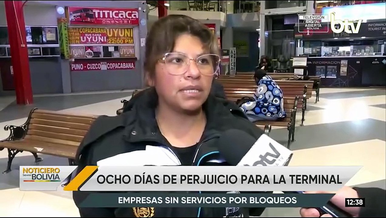 Por bloqueos, empresas de transporte cierran y pasajeros duermen en la Terminal de Buses de La Paz