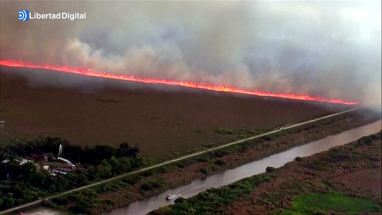 El espectacular incendio en los Everglades (Florida) avanza sin control