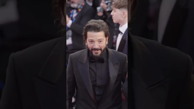 Première montée des marches pour les invités du 79e Festival de Cannes, venus découvrir La Vénus