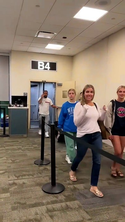 Craziest airport proposal caught on camera! BEAUTIFUL MOMENT❤️❤️