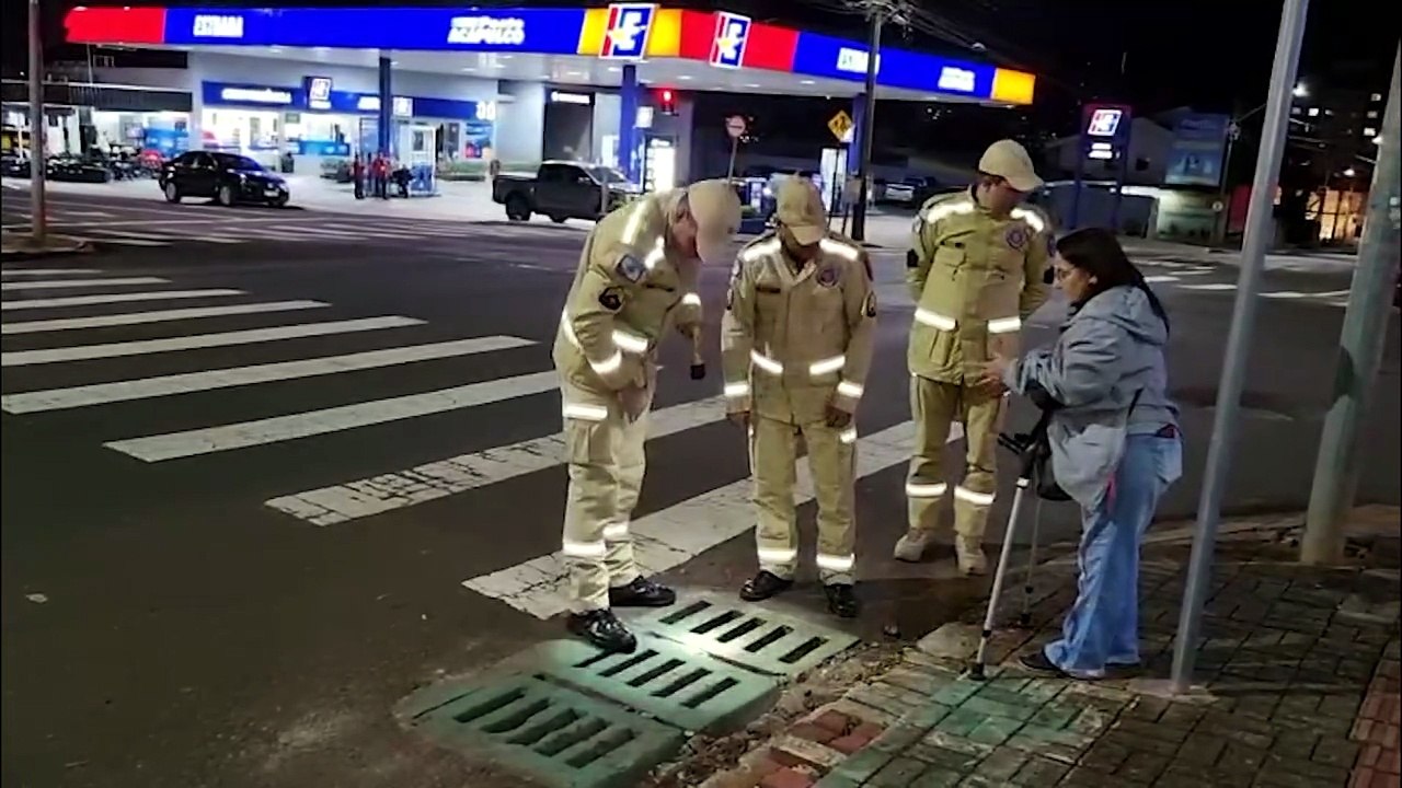 Chave de carro cai em bueiro e mobiliza Corpo de Bombeiros no centro de Cascavel