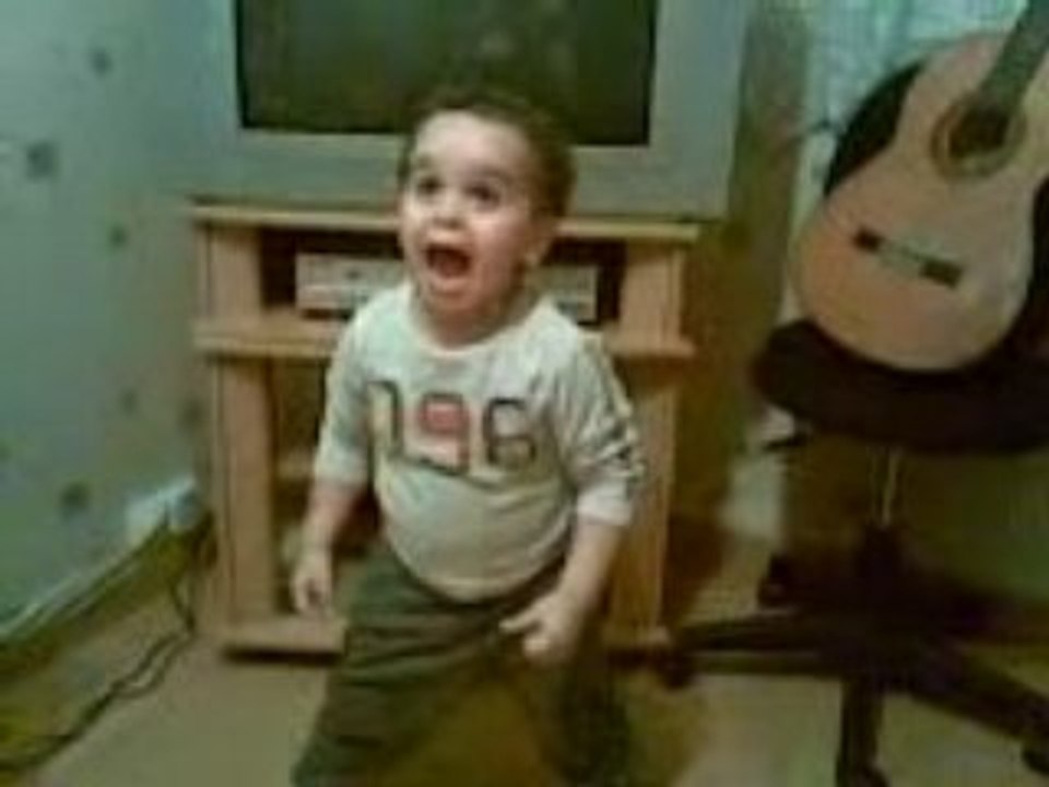 mon pti frere kan il danse lol