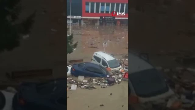 Havza'yı sel vurdu: İş yerlerini su bastı, araçlar sürüklendi