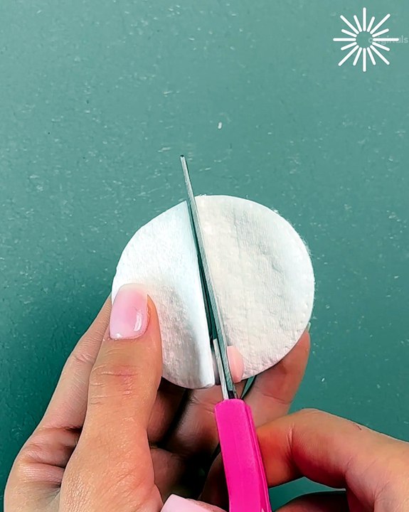 Turn cotton pads into a beautiful flower craft