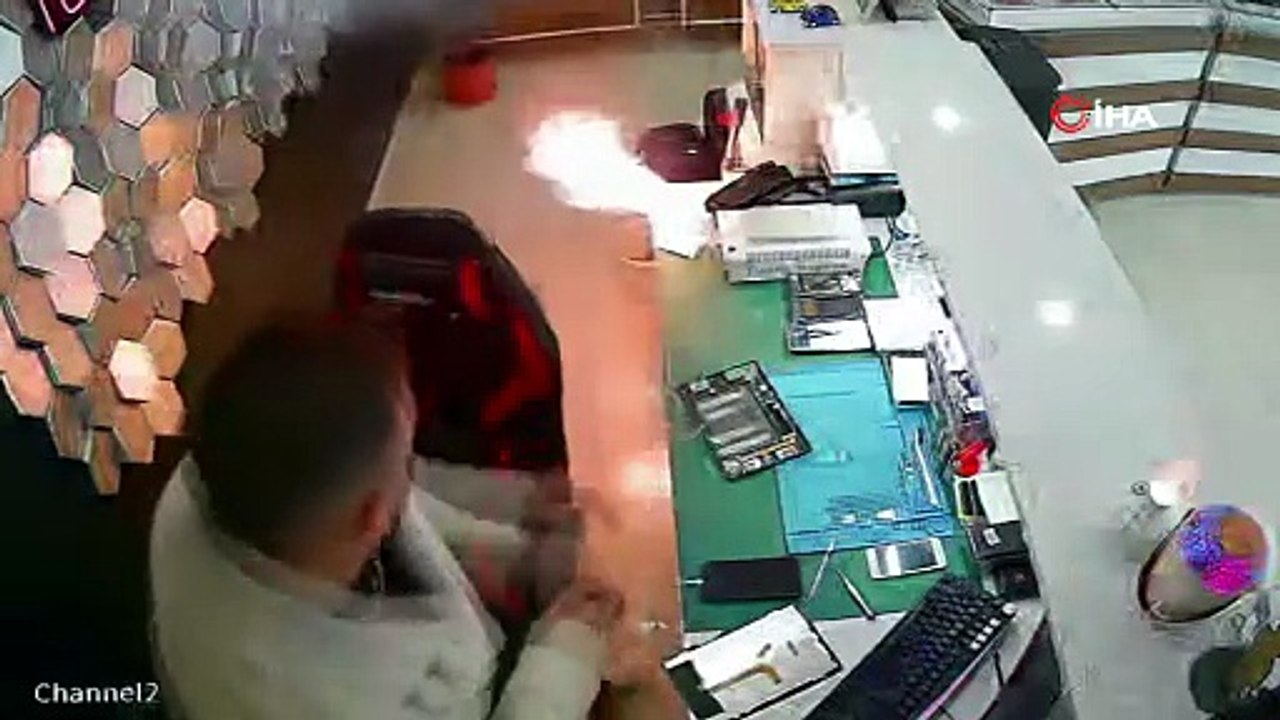 Şişen telefon bataryası bomba gibi patladı! O anlar güvenlik kamerasına yansıdı.