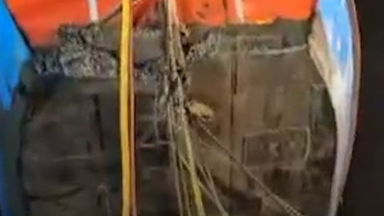 वृंदावन में घंटों बाद दलदल में फंसी मिली बोट